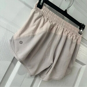 Lululemon Hotty Hot Short Asym Light Chrome/White sz:4 4” Asymmetrical